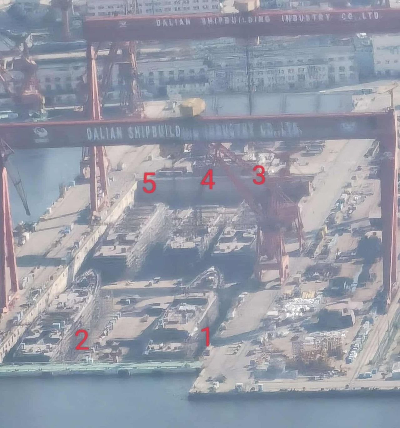 美媒报道称，中国船厂内正在同时建造多达5艘的052DL型“中华神盾”驱逐舰