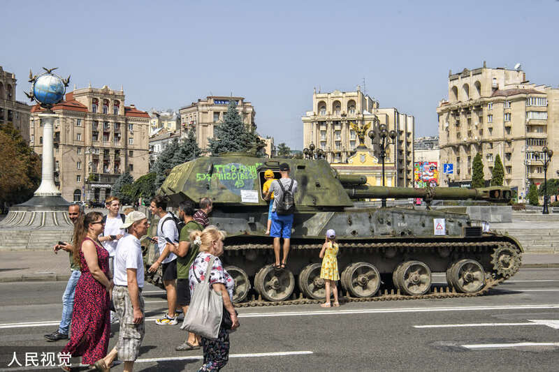 乌克兰基辅，乌克兰人在Khreshchatyk大街参观被摧毁的俄罗斯军用车辆展览