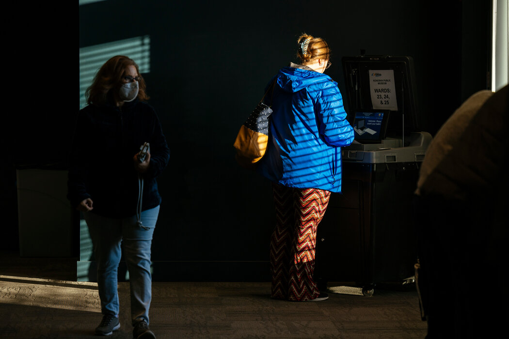 威斯康辛州基诺沙市的基诺沙公共博物馆，一名选民正在提交选票