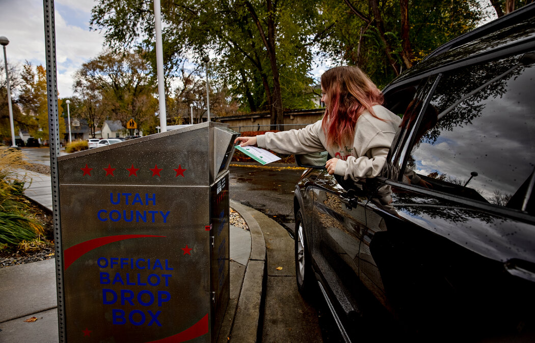 在犹他州的美国福克，一名选民正在投票