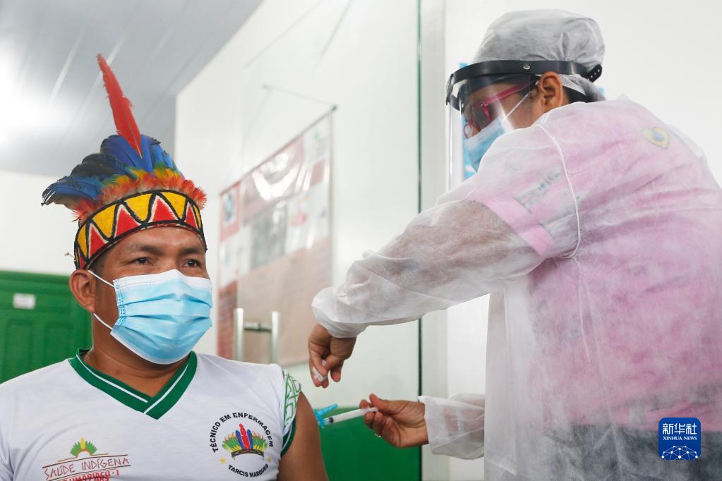 医护人员在巴西亚马孙州塔巴廷加市为一名原住民接种中国新冠疫苗