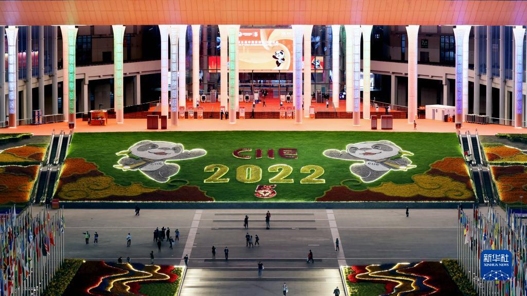2022年11月5日拍摄的第五届中国国际进口博览会举办地国家会展中心（上海）夜景 ...