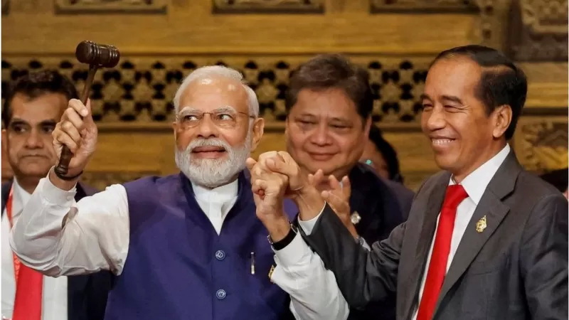 印尼总统佐科（右）用力敲下木槌，并递给下一届主席国印度的领导人莫迪（左二） ... ... ...