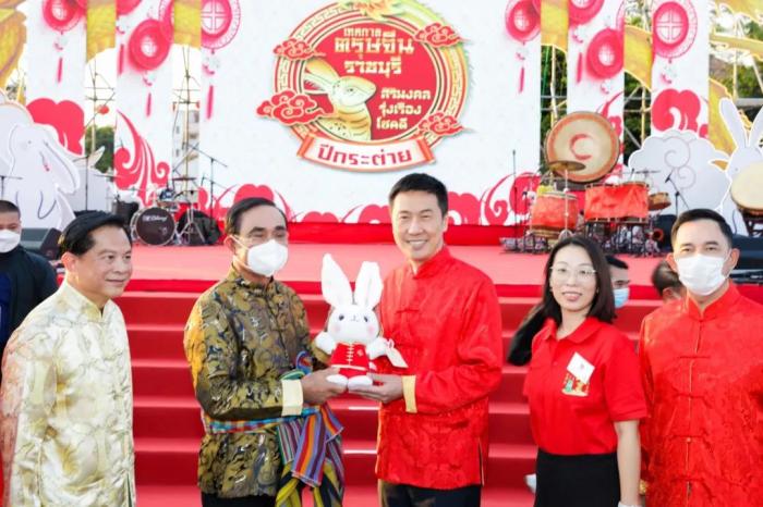 泰国总理巴育手捧2023年“欢乐春节”吉祥物向中泰两国人民拜年