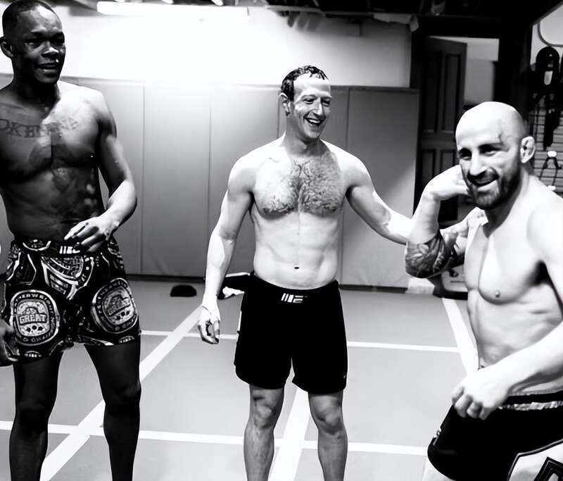 Meta老板马克·扎克伯格与两位UFC格斗冠军在内华达州一家健身房合影，三人还在镜头前大方展示他们那强壮的 ...