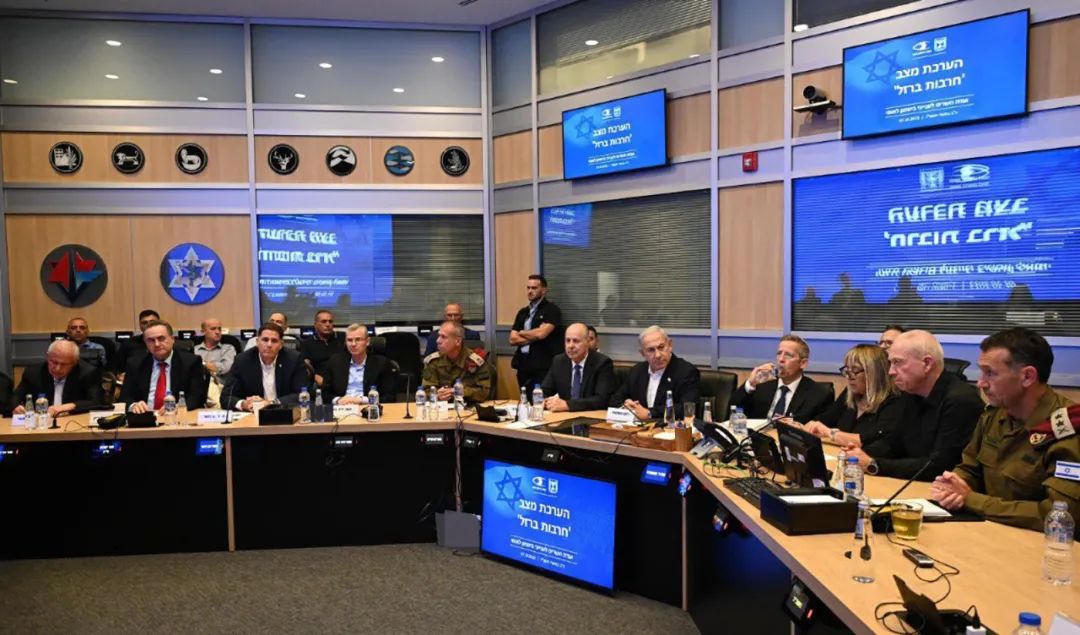 以色列总理本雅明·内塔尼亚胡（中）在以色列特拉维夫与安全内阁举行会议 ...